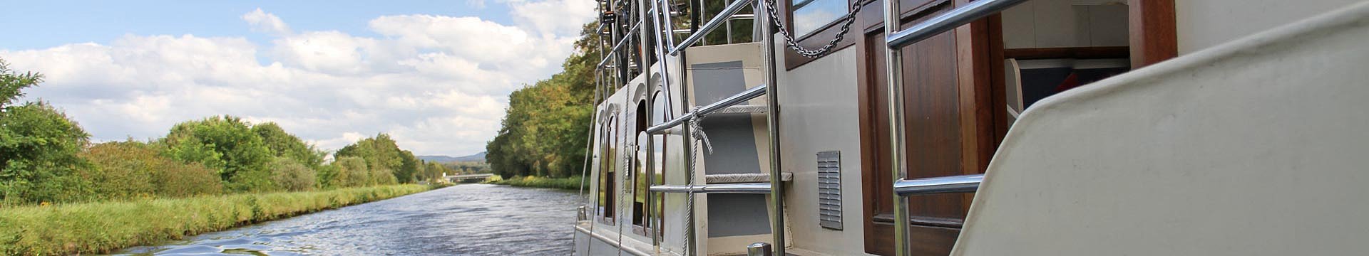 Die Steuerbordseite vom Hausboot animiert viele dieses Boot nicht nur zu chartern sondern zu besitzen.