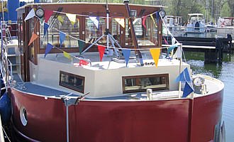 ein Hausboot Primus Kormoran bei der Taufe im Hafendorf Müritz