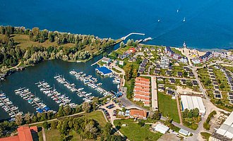 Luftaufnahme des Hafendorfes Müritz, der Basis der Firma KUHNLE-TOURS.