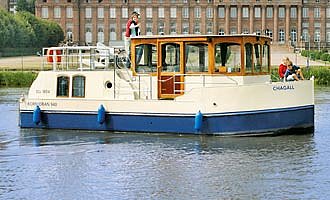 unser kleines Hausboot Primus Kormoran 940 auf einem See in Brandenburg