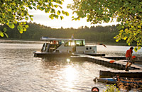 Die Aquino 1190 ein Hausboot von KUHNLE-TOURS leg an einem kleinen Steg an