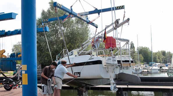 Segelboot am kleinen 3t Kran von Kuhnle im Hafendorf Müritz